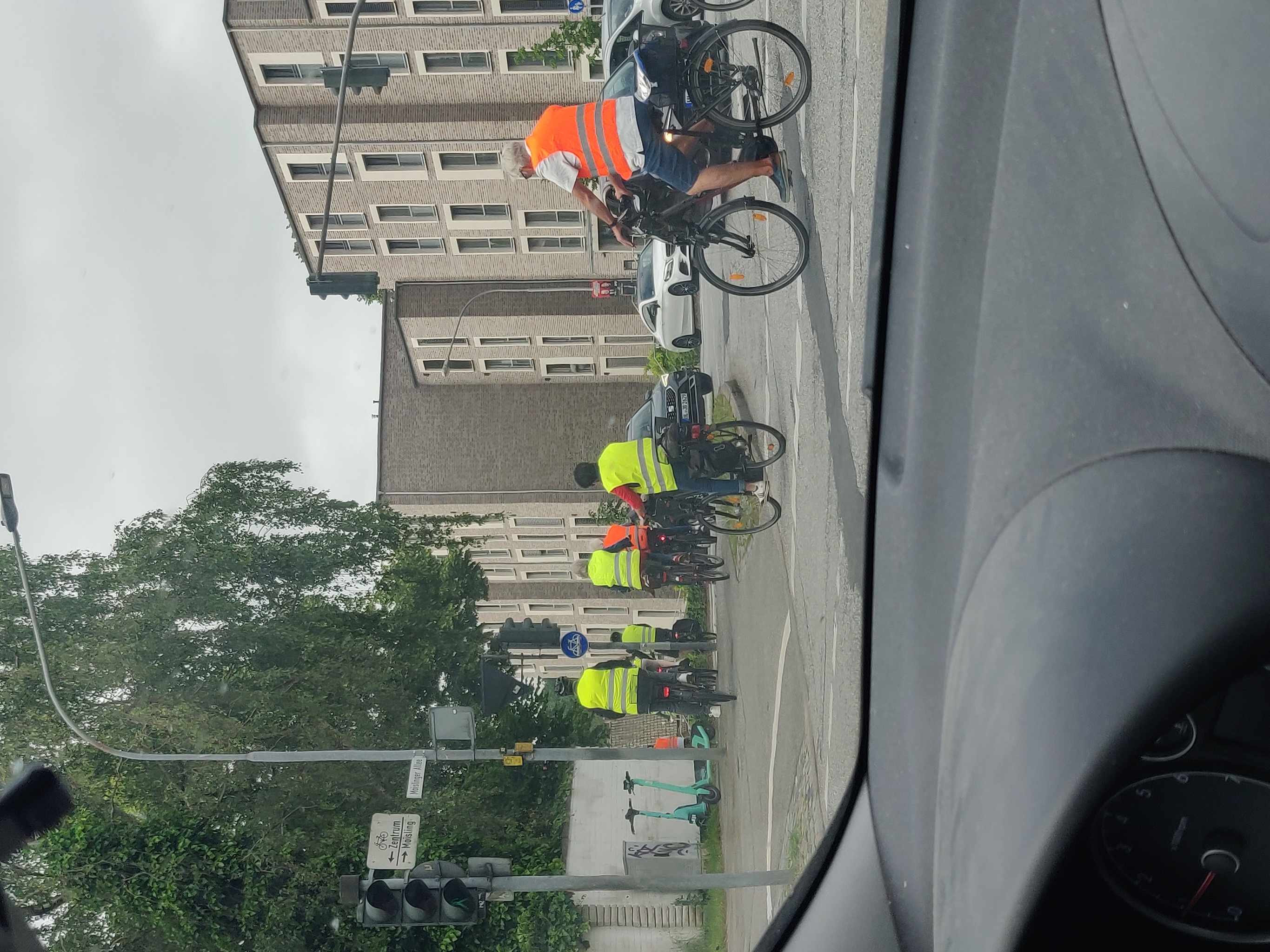 Fahrradfahrende auf Kreuzung